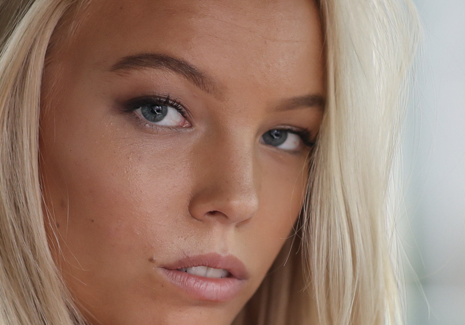 Portrait of blonde model in a classic car, taken with the Canon EOS R5 II and RF 85mm F1.2L lens