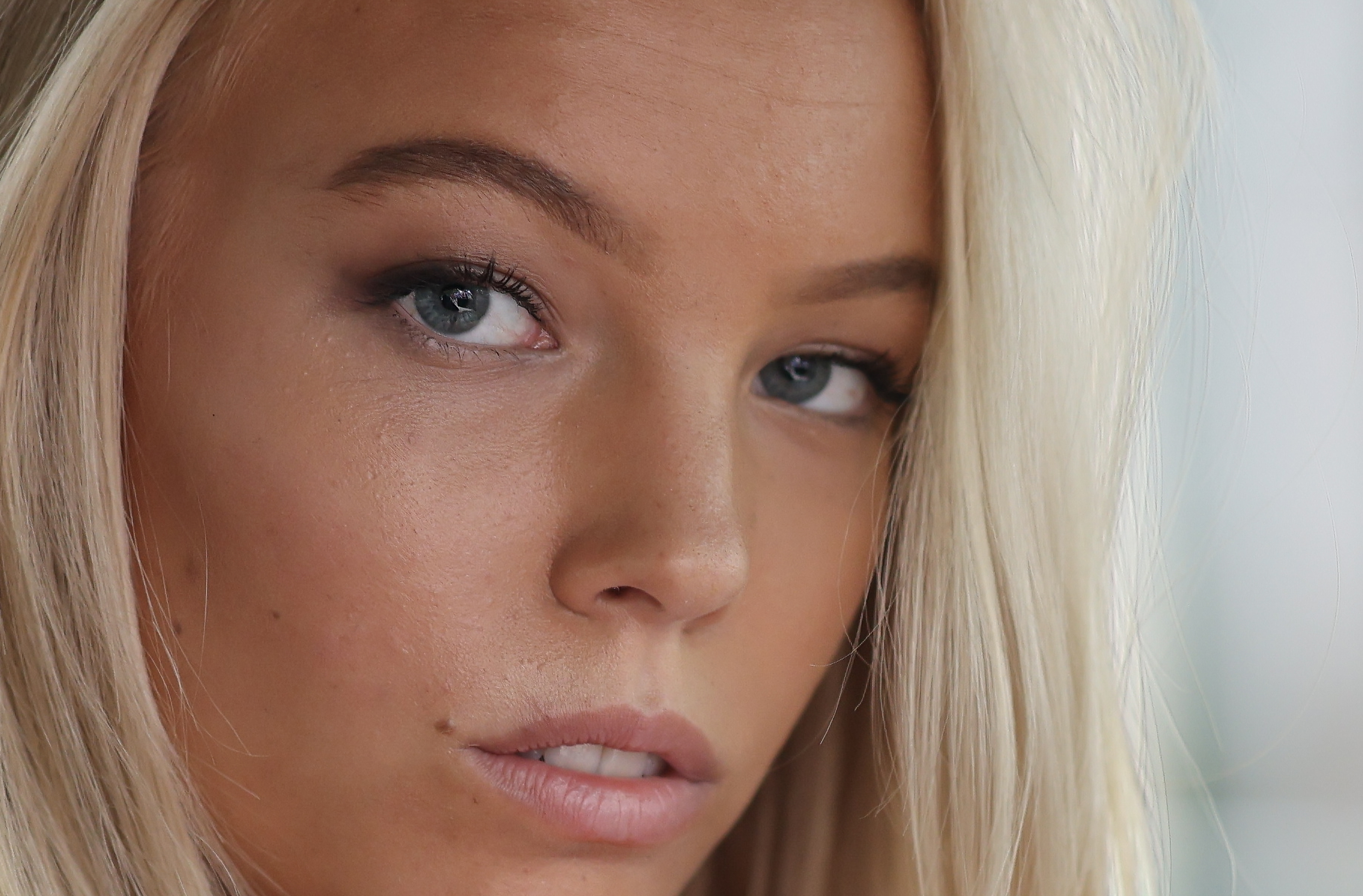 Portrait of blonde model in a classic car, taken with the Canon EOS R5 II and RF 85mm F1.2L lens