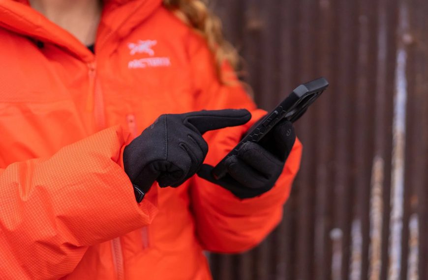 Unlock the Secret Technology Behind Winter-Proof Touchscreen Gloves