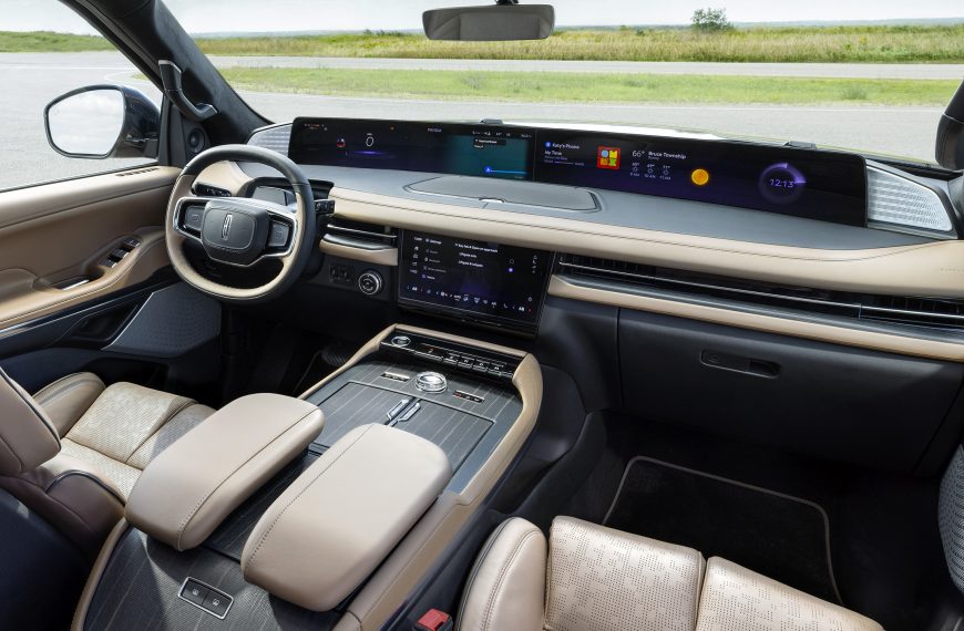 Here’s Why the 2025 Lincoln Navigator Still Believes in Touchpads