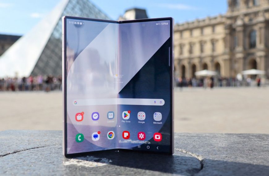 Foldable iPhone Rumors Spark Hope for Stagnant Market Revival