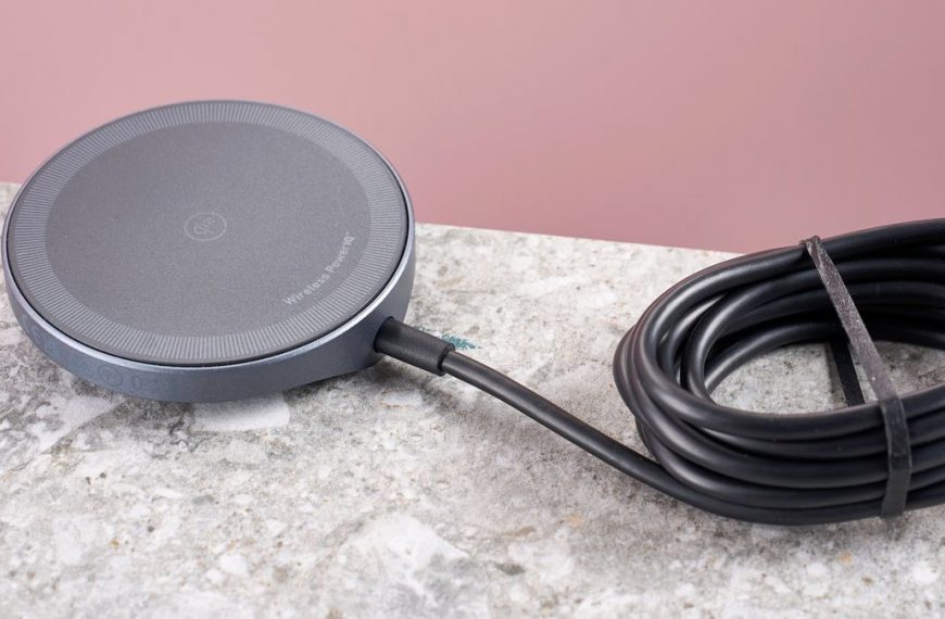 Revolutionize Last-Minute iPhone Charging with the Anker MagGo Wireless Charger Pad