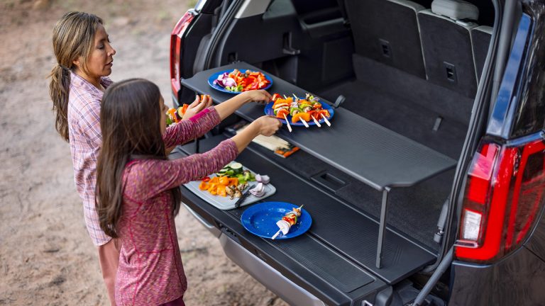 Unlock the Ultimate Flexibility: Ford Expedition’s Innovative Split Tailgate Revealed