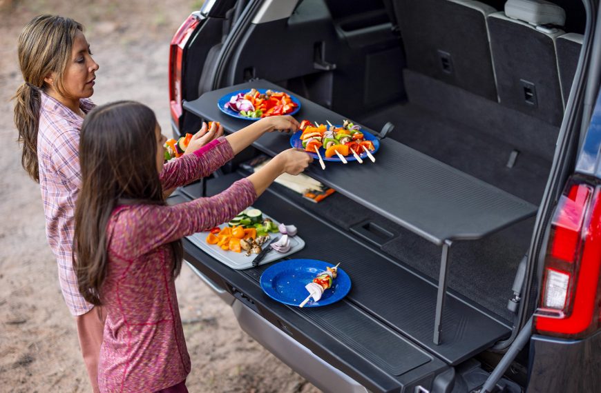 Unlock the Ultimate Flexibility: Ford Expedition’s Innovative Split Tailgate Revealed