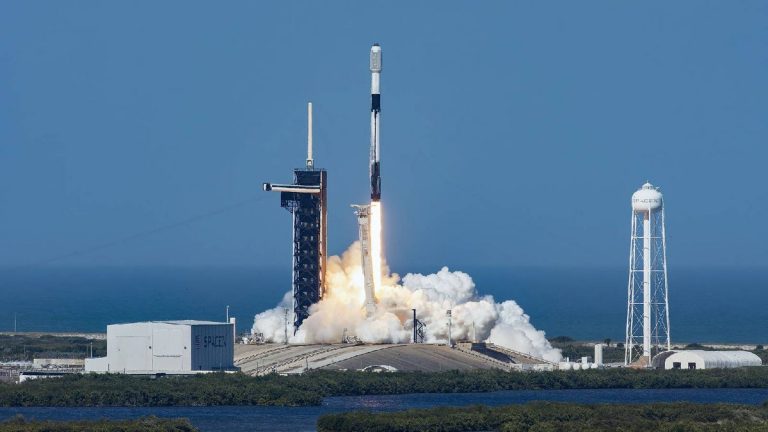 FCC effectively kills off T-Mobile and SpaceX’s satellite ambitions (for now)