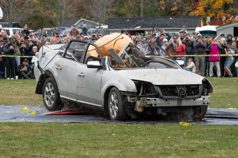 Massive 1000-Pound Pumpkin Smashes Sable for Ultimate Gourd-to-Show Off Showdown