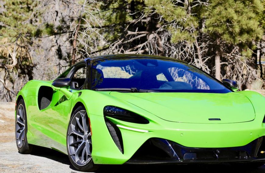 Lavish Plug-In Hybrid Supercar: McLaren Artura Review for the Elite