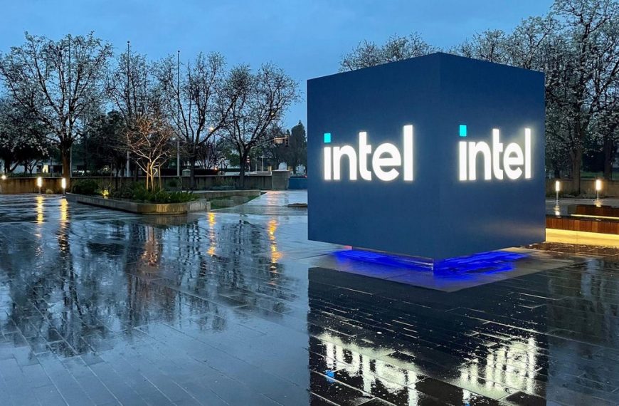 Tech Mega-Deals Unfolding: Samsung and Apple Target Intel Acquisition