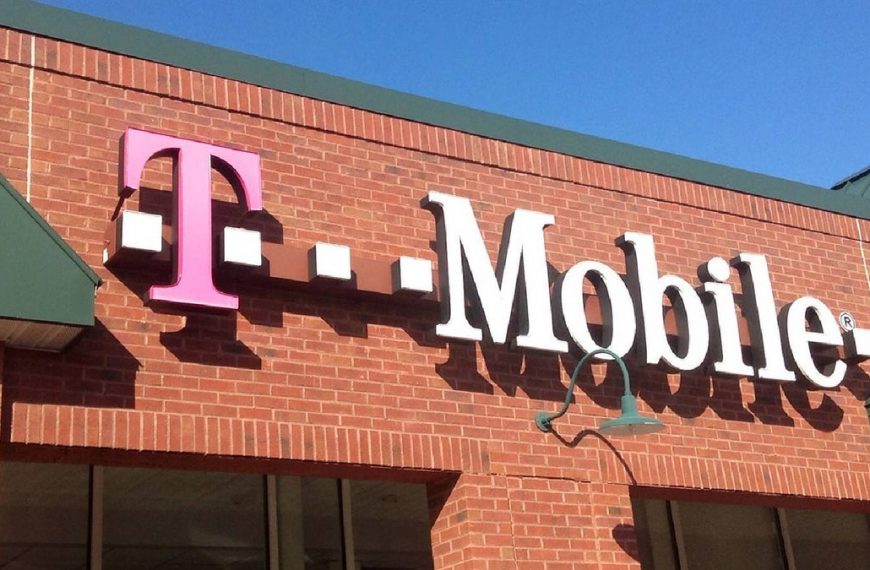 T-Mobiles CEO Unveils Explosive $4.4 Billion Deal for US Cellular Majority Stake