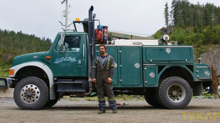 Unlock the Unparalleled Dedication of a Isolated Canadian Mechanic: Exploring His Fabled Service Truck