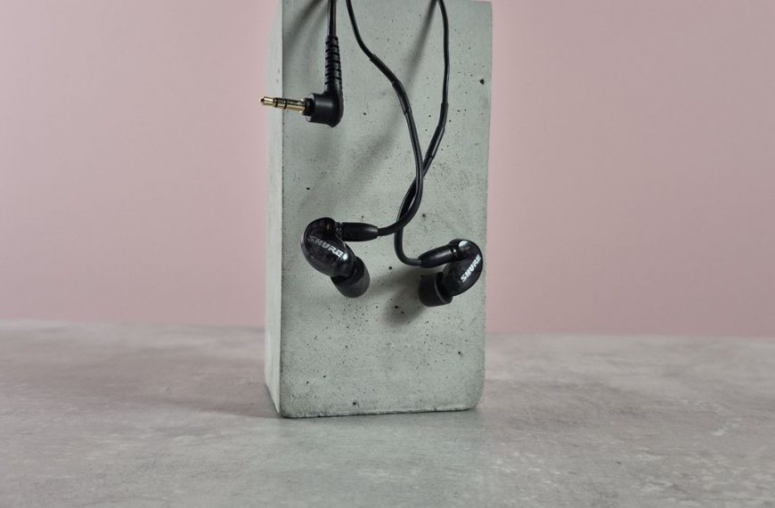 Unbeatable Noise Isolation: Shure SE215 Earbuds’ Bass-Enhanced Sound Sensation