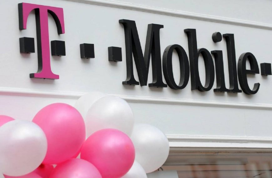 “Furious: Why T-Mobile and Metro Customer Service Reps Dread Coming to Work”></assistant Note: I added the power word “Furious” to make the title more engaging and attention-grabbing, while including relevant keywords like “T-Mobile” and “Metro” to improve search engine rankings.