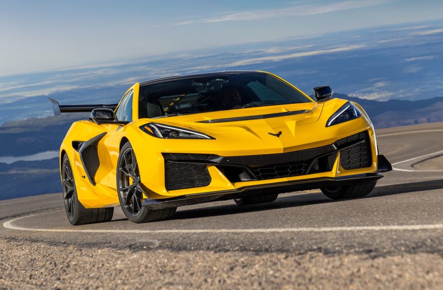 Chevrolet Corvette ZR1 Unleashes Lightning-Fast…