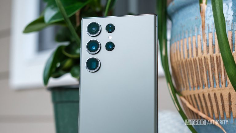 Galaxy S23 Ultra Camera Zoom Bug Exposed: One UI 6.1.1 Fiasco